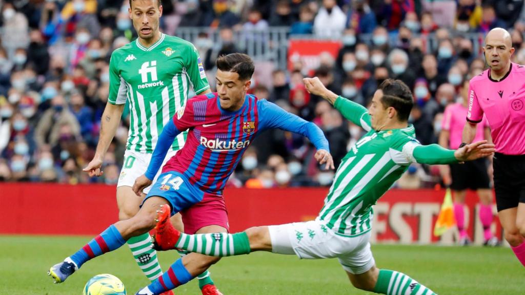 Coutinho intenta una acción de ataque ante la defensa del Betis