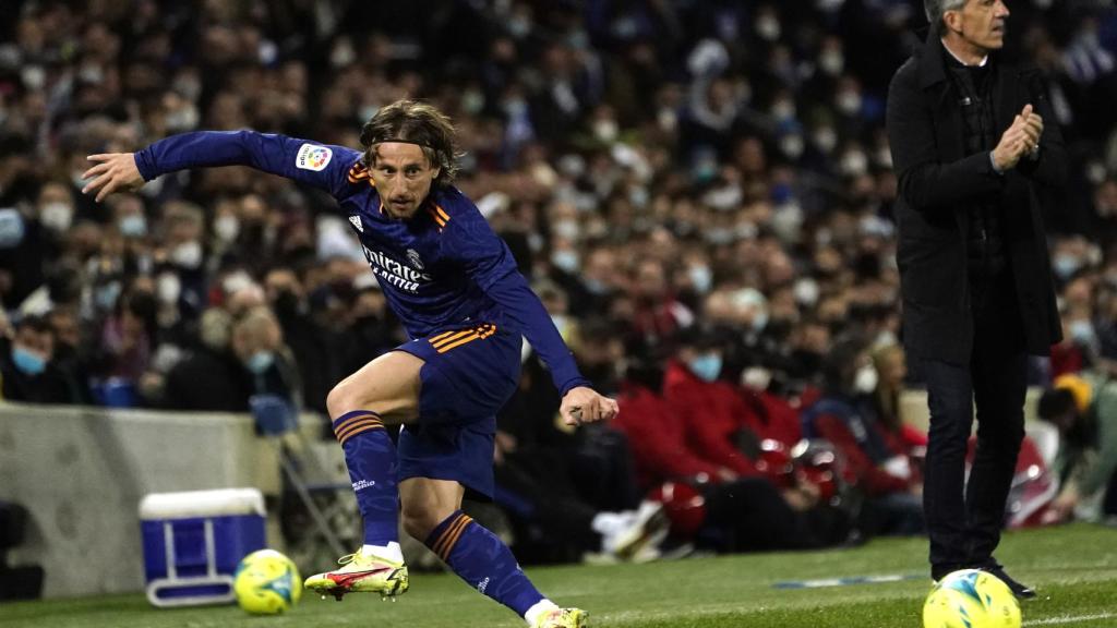 Luka Modric logra que la pelota no salga por línea de banda