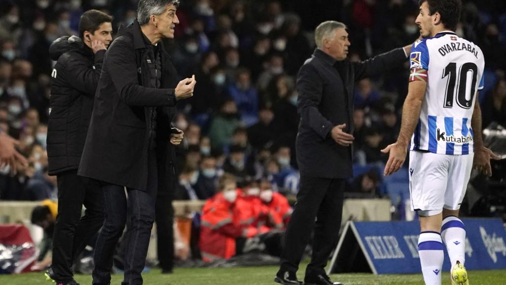 Mikel Oyarzabal habla con el entrenador de la Real Sociedad Imanol Alguacil