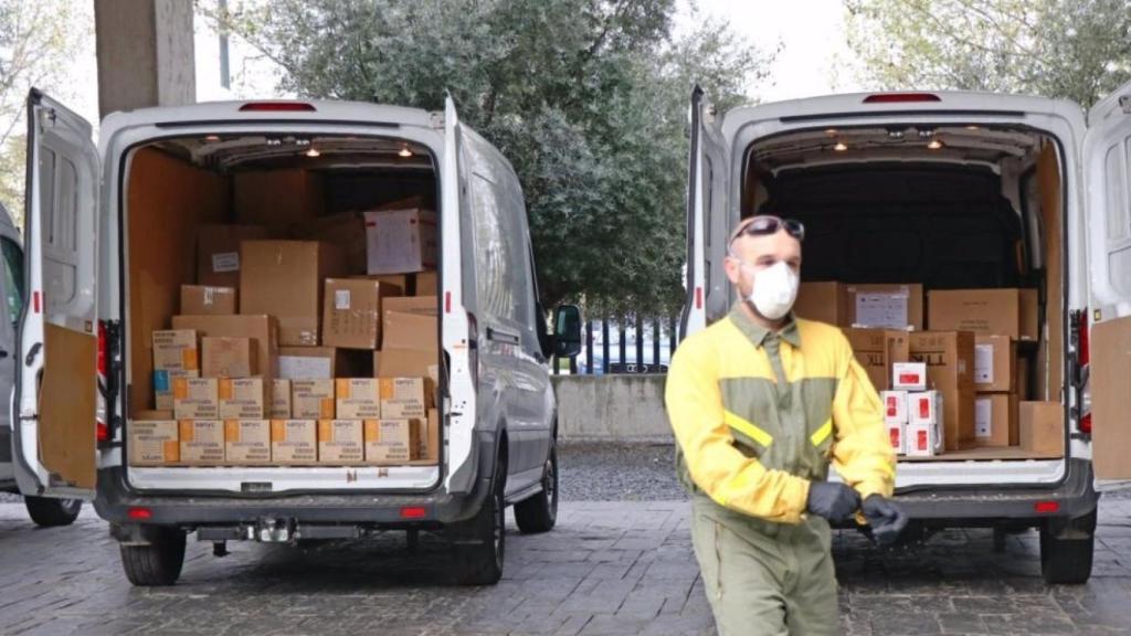 Reparto de artículos de protección entre los centros sanitarios de CLM. (Foto: JCCM)