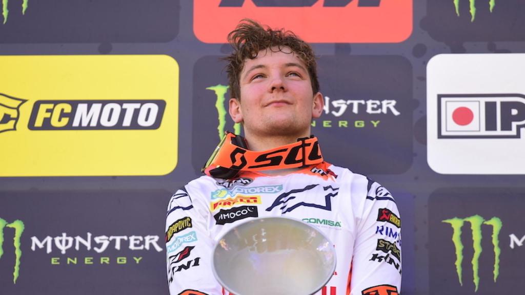 Rene Hofer recibiendo un trofeo