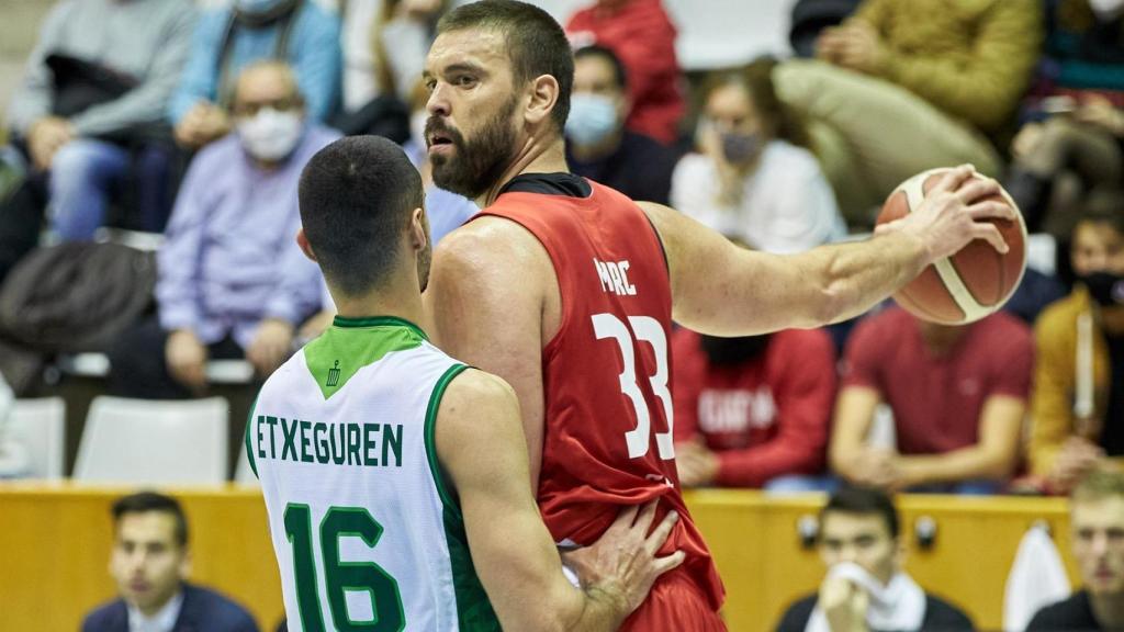 Marc Gasol frente a Aitor Etxeguren en el Girona - Huesca