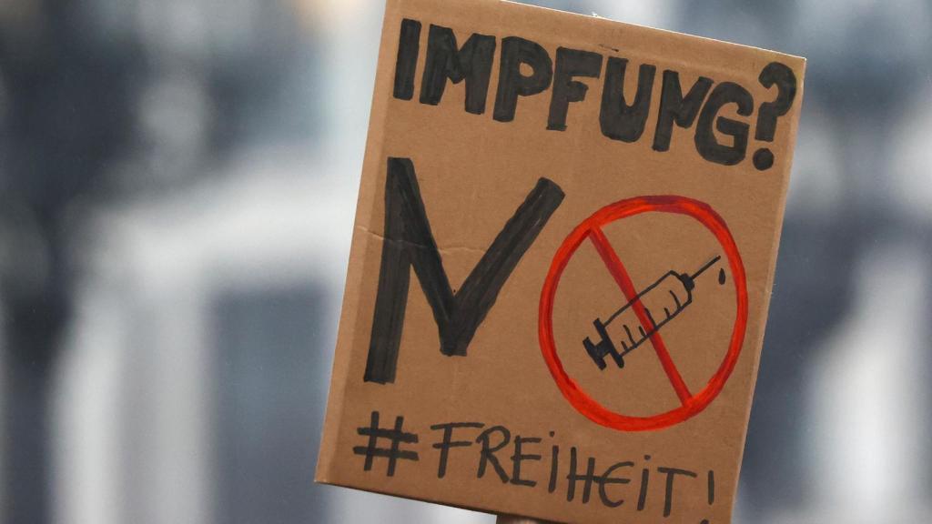 Una pancarta en contra de la vacunación obligatoria en Alemania.