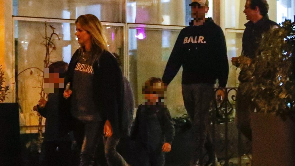 Fernando Ligués y Amelia Bono en una reunión familiar con dos de los cuatro hijos de Amelia y Manuel Martos.