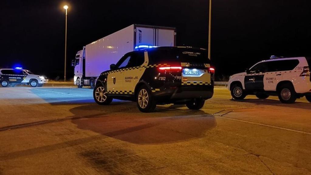 El camión, en el momento de la detención del conductor, en Alzira (Valencia).