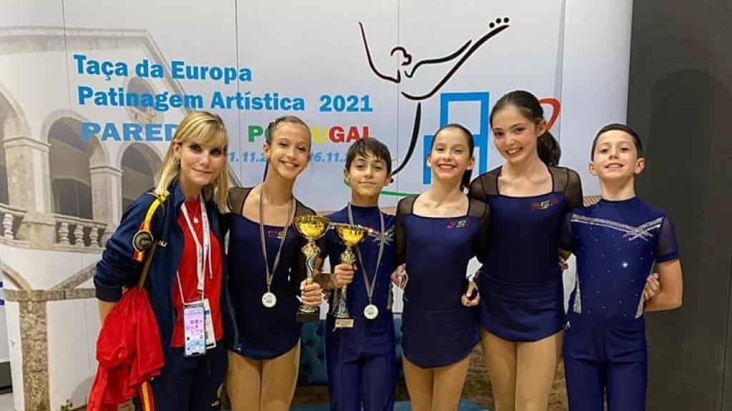 Varios de los componentes del Club Patín junto a la entrenadora Paula Álvarez