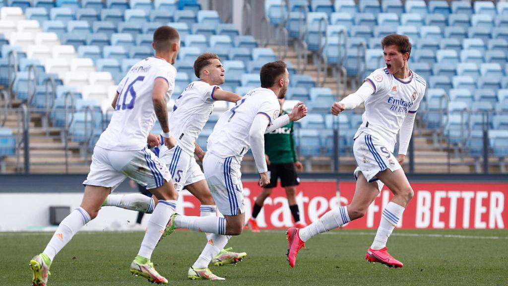 Juanmi Latasa celebra el gol del Real Madrid Castilla ante el Castellón.