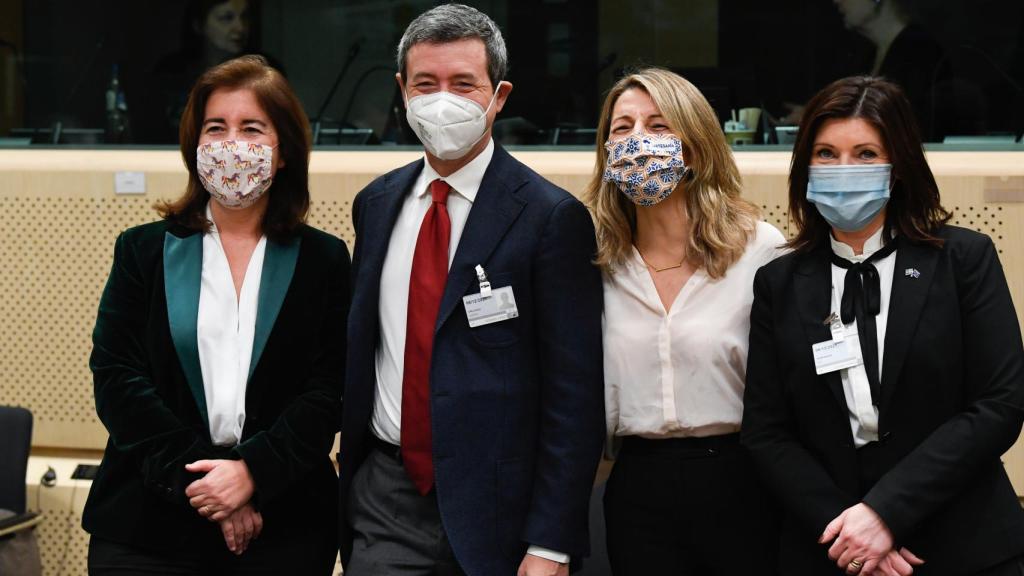 Yolanda Díaz posa con sus homólogos de Portugal, Italia y Suecia durante la reunión de ministros de Trabajo de la UE