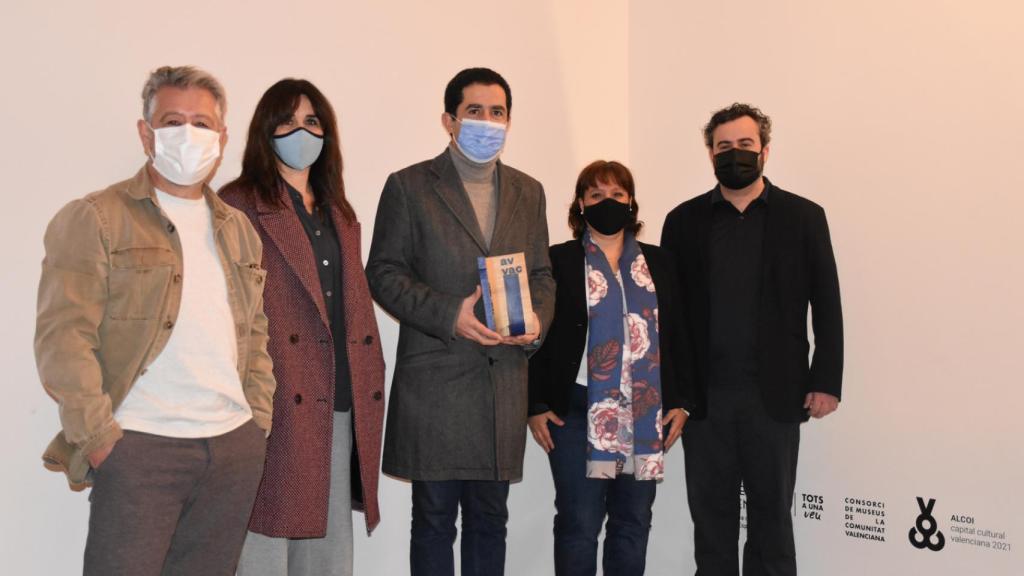 El alcalde de Alcoy, Toni Francés en el centro, y el concejal Raül Llopis, derecha, tras recibir el galardón de Avvac.