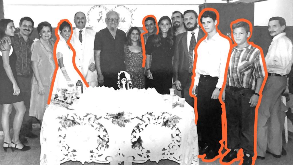 Resaltados en naranja, la exnuera y dos nietos de Fidel Castro vinculados a España: de  izquierda a derecha, Idalmis Menéndez López y los hermanos Fidel y José Raúl Castro Smirnov. En el resto de la foto: Jorge Ángel Castro Laborde (hijo de Fidel), con bigote, abrazado a una de sus trillizos, Vilma; ‘Nena’, segunda esposa del hermano mayor de Fidel, Ramón Castro Ruz ‘Mongo’; Alex Castro Soto, hijo de Fidel y entonces esposo de Idalmis; Ramón Castro Ruz y su hija Lina; otros dos trillizos (Fidel Raúl y Lydia Amalia Castro Odio) de Jorge Ángel Castro Laborde; Alejandro Castro Soto (hijo de Fidel); Fidel Castro Díaz-Balart (hijo de Fidel) y el padre de la novia.