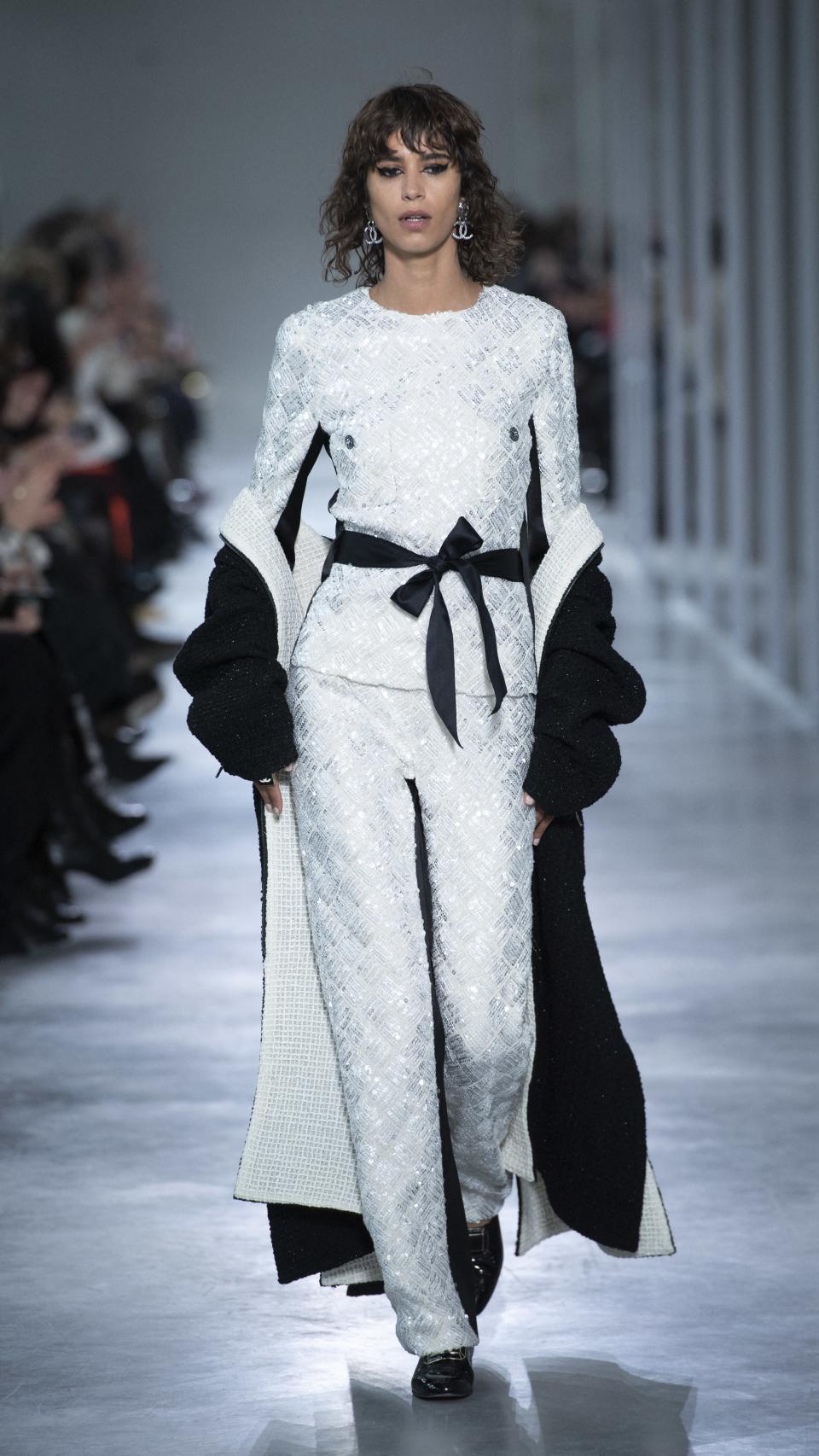 Una modelo desfilando para Chanel.