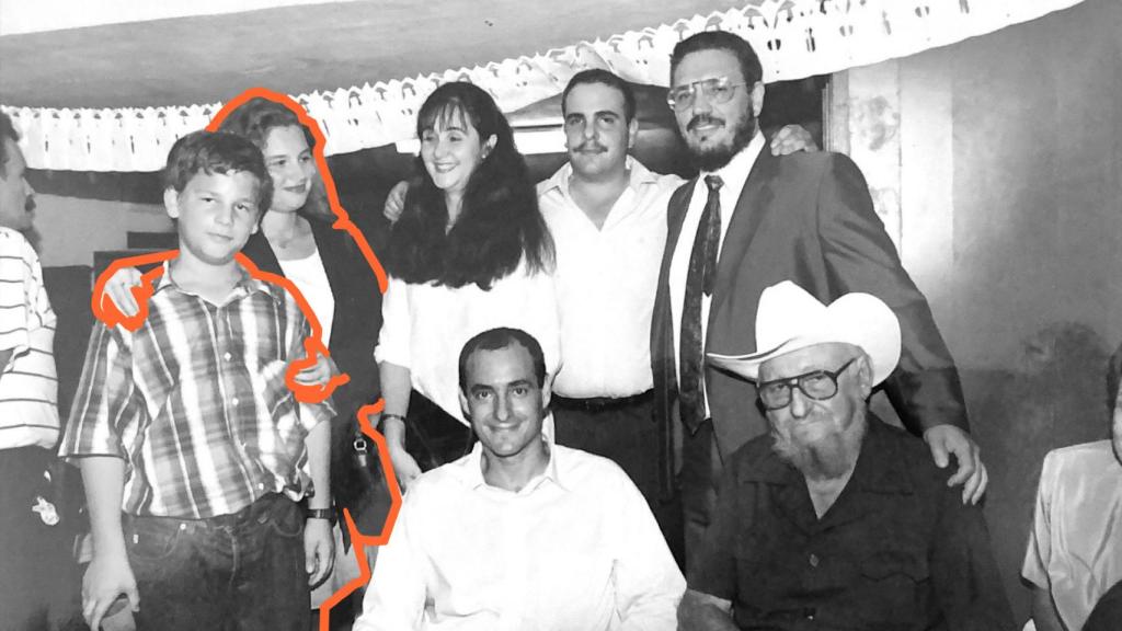 Destacados, José Raúl Castro Smirnov y su hermana Mirta Castro Smirnova, que viven en España. Con ellos, de pie, Nilsa Castro Espín (hija de Raúl Castro), Ángel Castro Soto y Fidel Castro Díaz-Balart. ambos hijos de Fidel. Sentados, el esposo de Nilsa y Ramón Castro Ruz, hermano mayor de Fidel y Raúl.