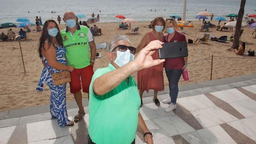 Un grupo de ancianos en la playa de Levante de Benidorm, en imagen de archivo.