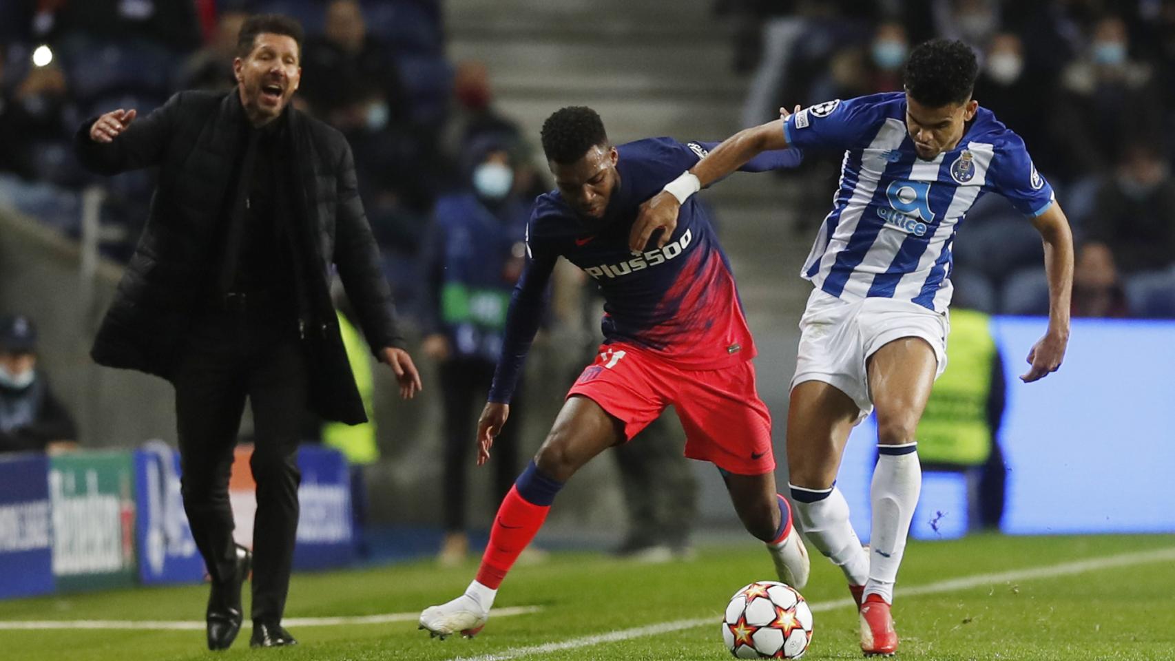 Diego Pablo Simeone, Thomas Lemar y Luis Díaz, durante el Oporto - Atlético de Madrid.