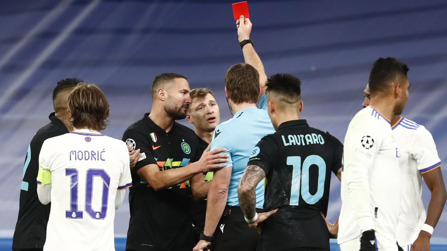 Felix Brych muestra la roja directa a Nicolo Barella