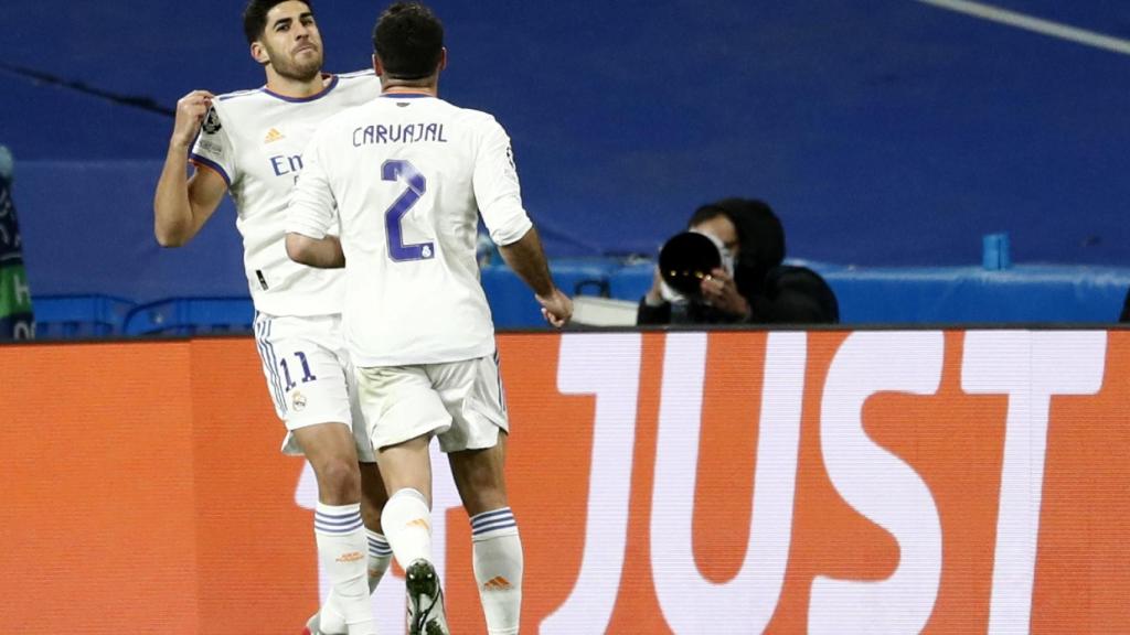 Marco Asensio celebra con sus compañeros del Real Madrid su gol al Inter de Milan
