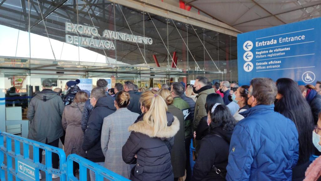 Colas a las puertas del Palacio de Ferias de Málaga para el examen de Limasam.