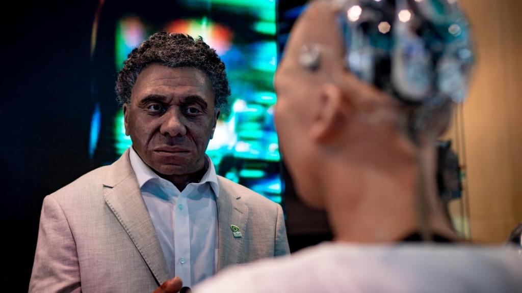 Robot Mesmer frente al robot Sophia