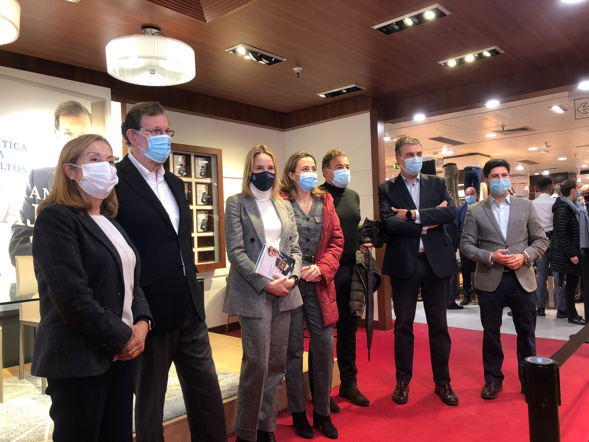 Miembros del PP local y nacional han acompañado al expresidente en su firma en Vigo