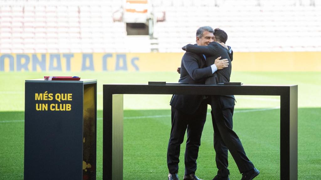 Joan Laporta y Xavi Hernández, fundidos en un abrazo.