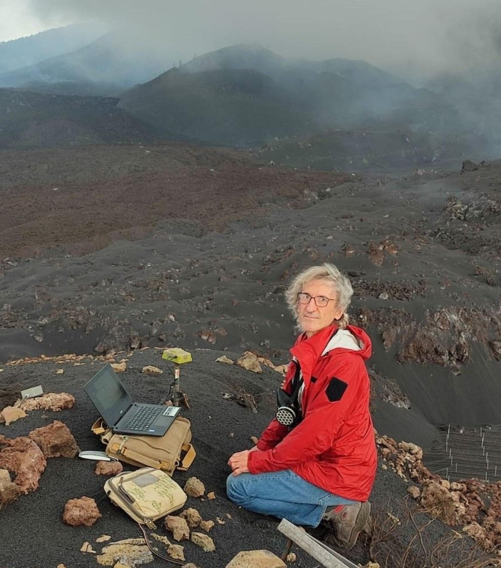 Vicente Soler, haciendo trabajo de campo junto al volcán.