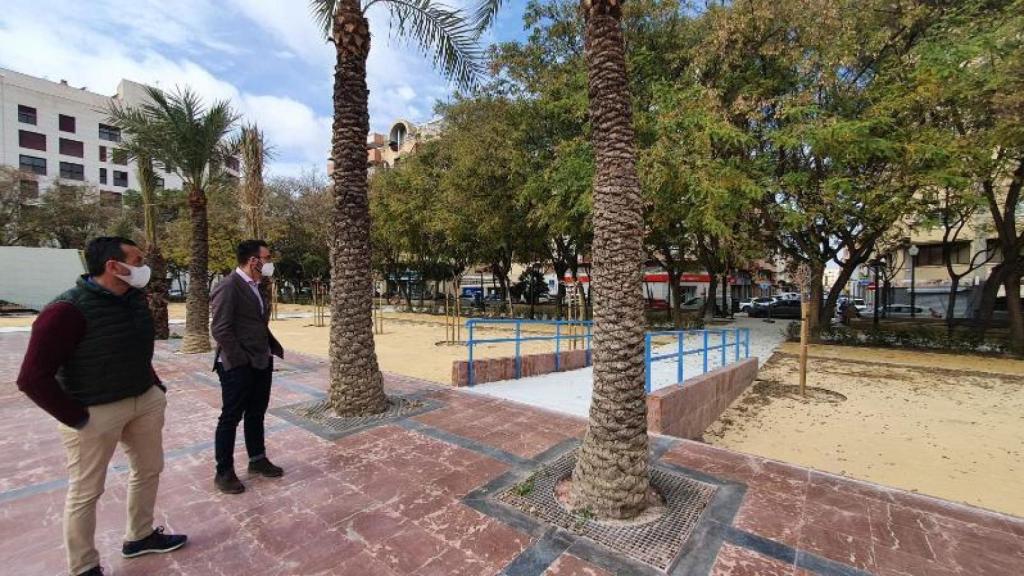 El edil de Urbanismo, Adrián Santos, visitando la nueva plaza de La Viña.