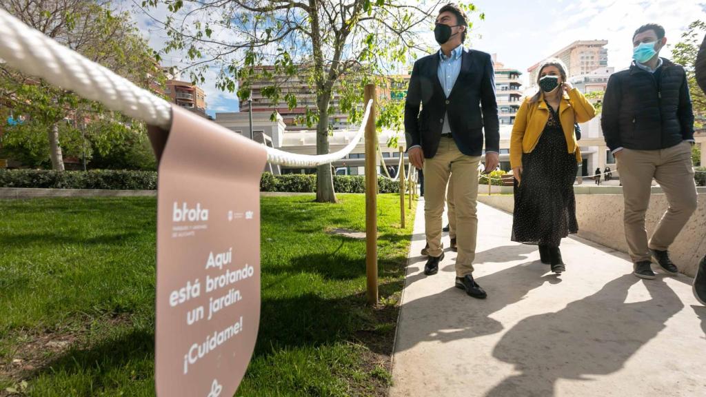 El alcalde y al vicealcaldesa, en la apertura de la renovación de zonas ajardinadas de Plaza Séneca.