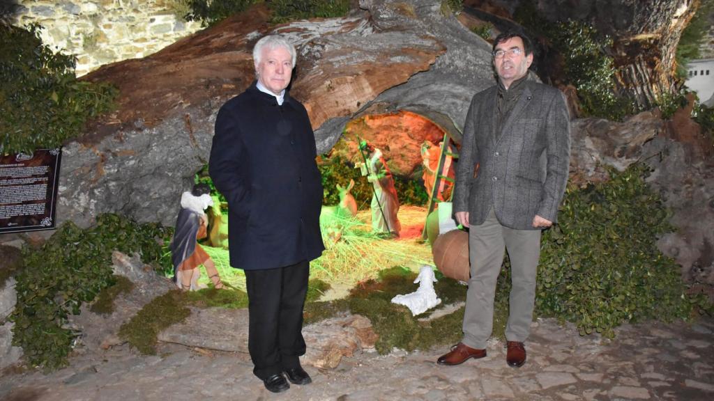 El presidente de la Cámara Municipal, Vitor Proença, a la dcha, inaugura el Belén