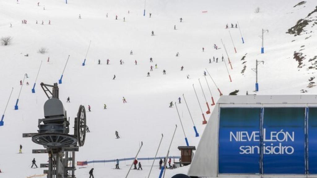Estación de esquí de San Isidro / Carlos S. Campillo