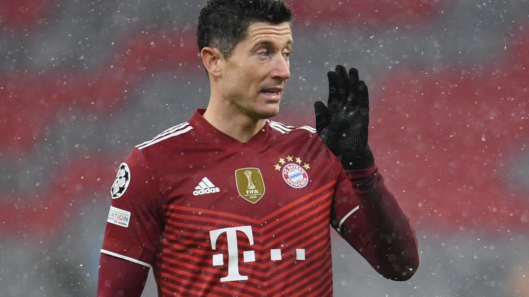 Robert Lewandowski habla con un compañero en el Allianz Arena.