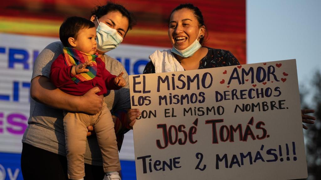 Dos mujeres celebran la aprobación del matrimonio igualitario en Chile.
