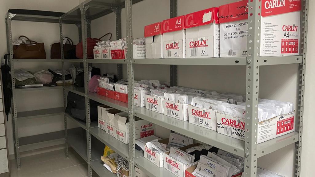 Material acumulado en la oficina de objetos perdidos de Vigo.