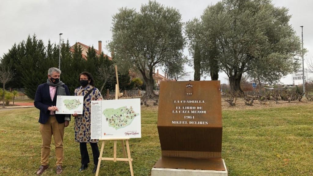 Inuaguración del paseo por parte de  Sarbelio Fernández y Elisa Delibes de Castro