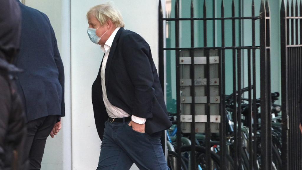 Boris Johnson llegando al hospital tras dar a luz su esposa, Carrie.