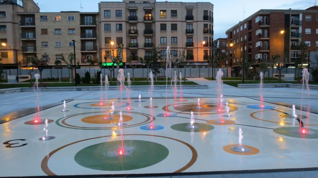 Moderna fuente transitable en el Parque Garrido de Salamanca