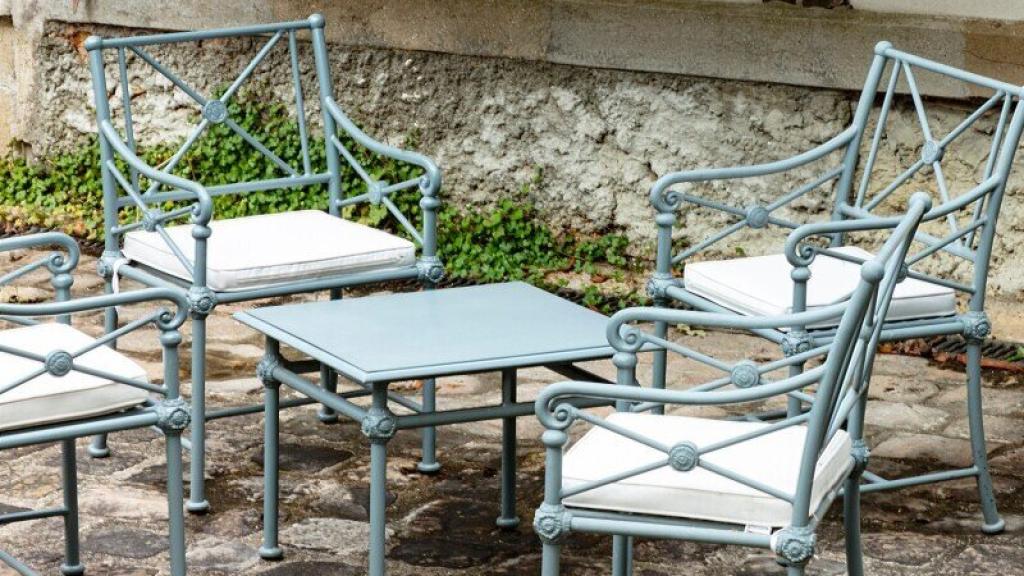 Sillas y mesa de jardín del diseñador.