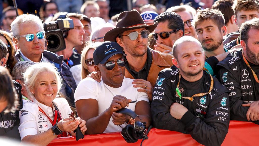 Anthony Hamilton, durante una victoria de Lewis Hamilton en la Fórmula 1.