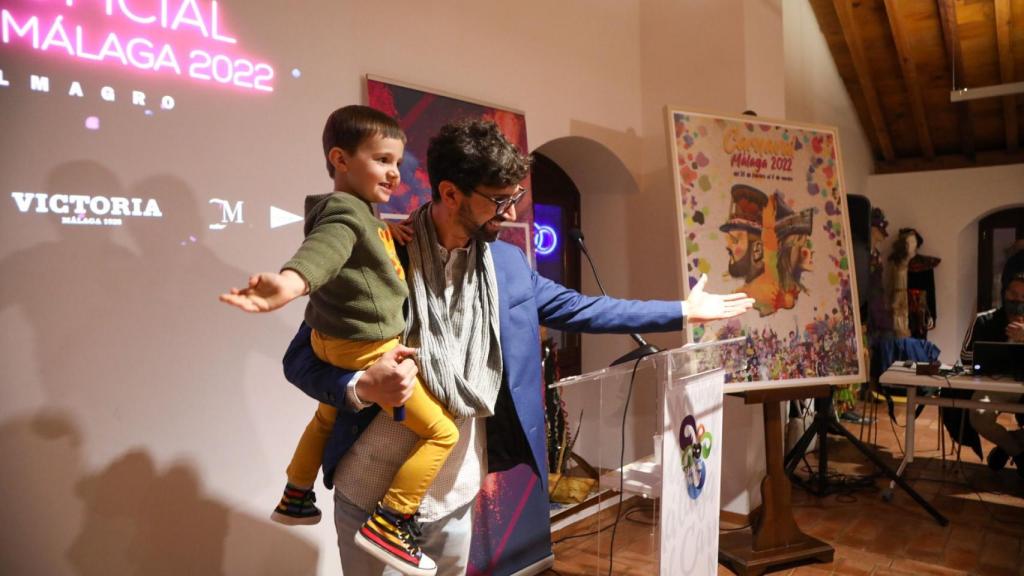 Luis con su hijo, de tan solo tres años.