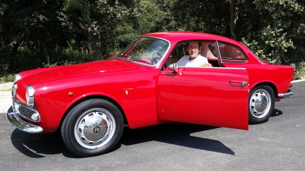 Alejandro Mesonero-Romanos en una foto actual con Alfa Romeo clásico.