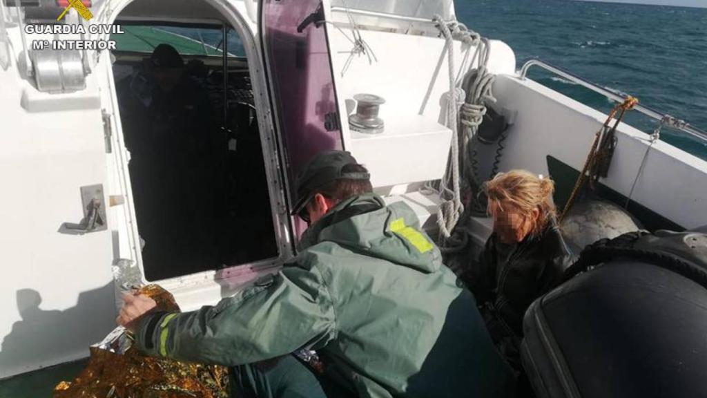 Agentes de la Guardia Civil con la mujer rescatada, este miércoles.