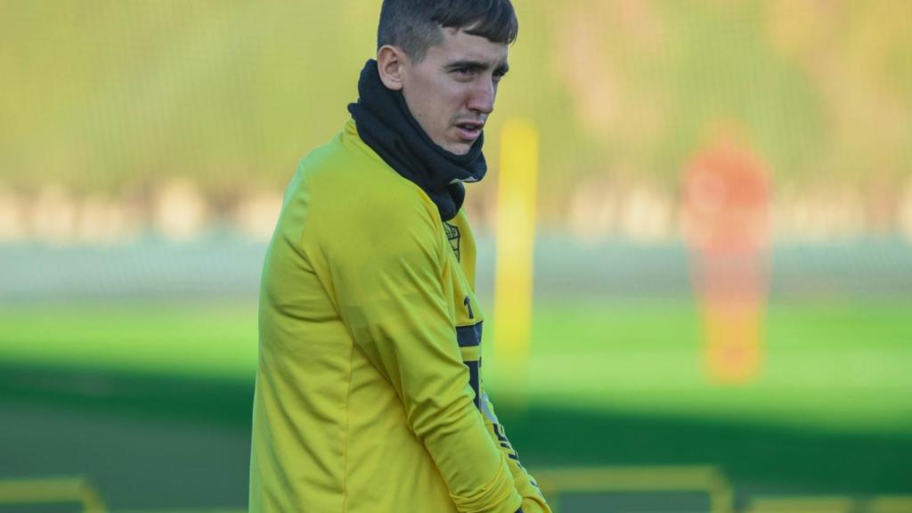 El portero del Elche, Edgar Badía, elogia la mentalidad ganadora del nuevo entrenador.