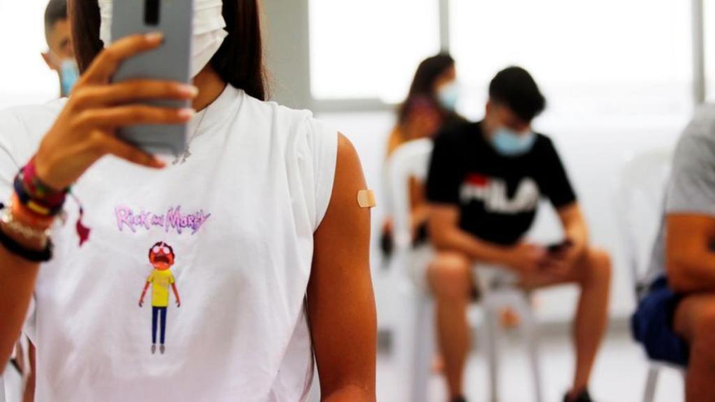 Un adolescente en un punto de vacunación  masiva de la Comunidad Valenciana, en imagen de archivo.