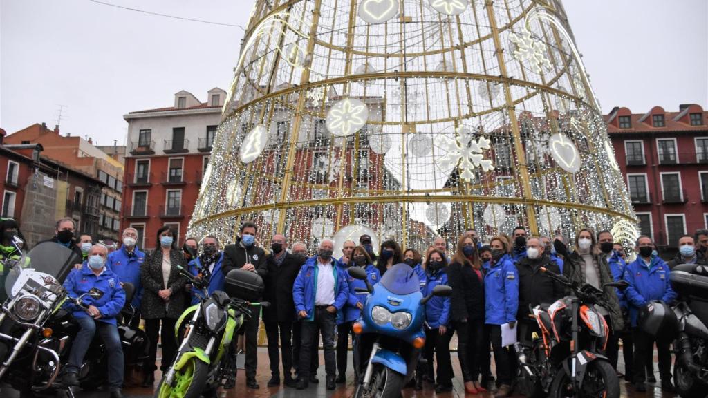 Autoridades y miembros de Turismoto en la Plaza Mayor de Valladolid