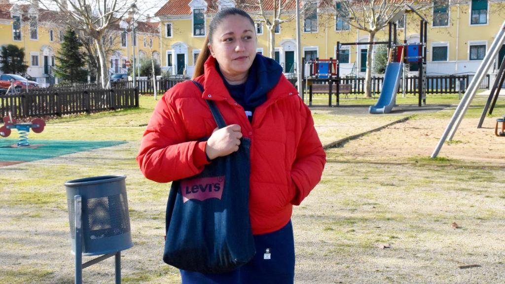 Chus Fresno, portavoz de Long COVID CyL, en un parque cercano a su vivienda