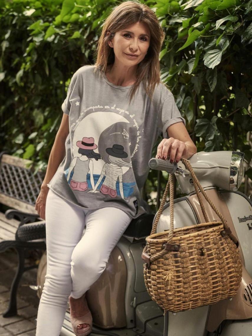 Gema López con la camiseta que diseñó para la firma el pasado verano.