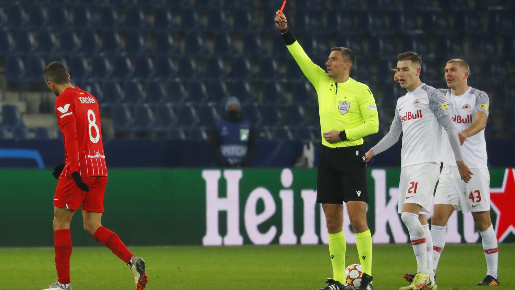 Joan Jordán, en el momento de su expulsión ante el RB Salzburgo.