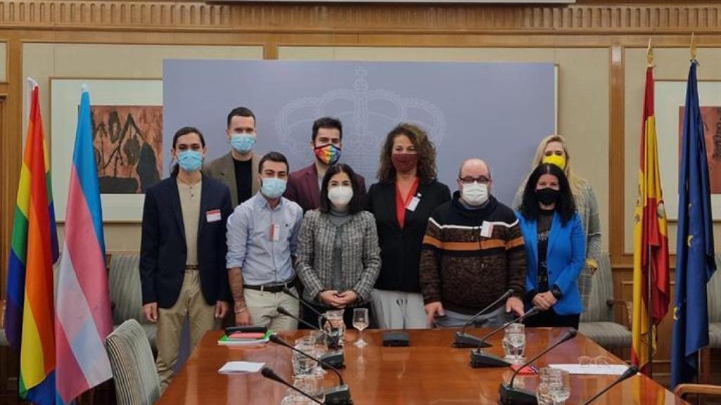 La ministra de Sanidad, Carolina Darias, tras recibir este jueves a representantes de colectivos trans.