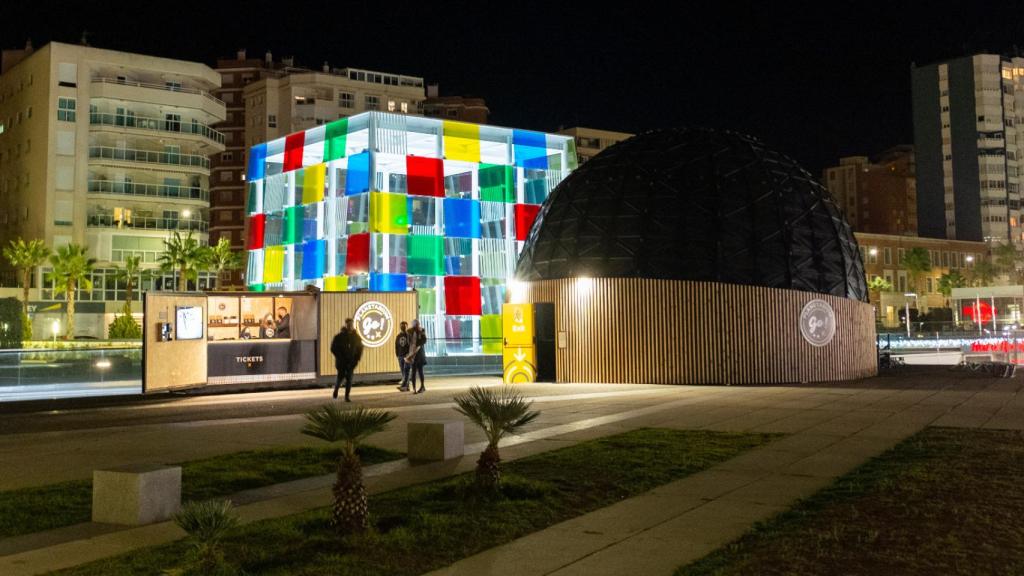 Imagen del planetario portátil, junto al Cubo del Centro Pompidou, en el puerto de Málaga.