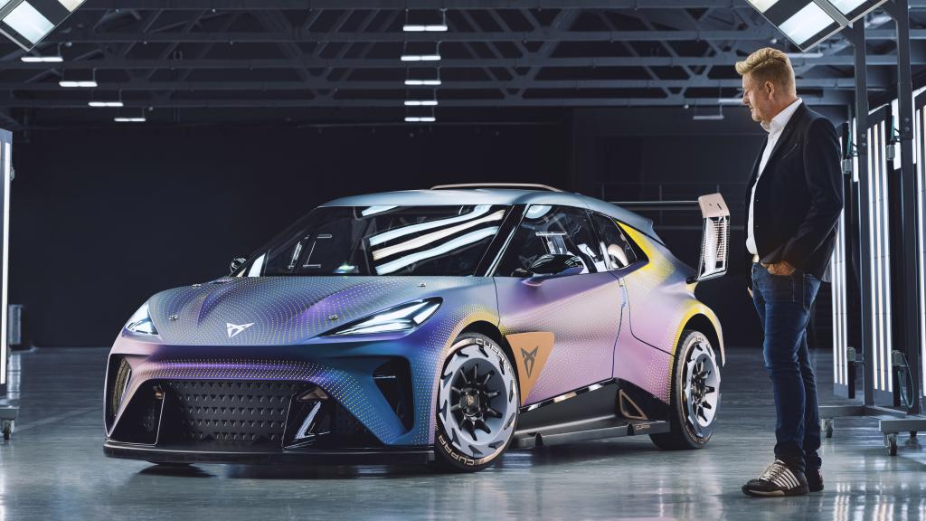 El presidente de Seat y Cupra, Wayne Griffiths, junto al prototipo que anticipa el futuro eléctrico.