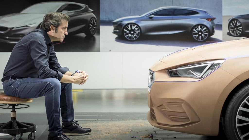 Mesonero-Romanos junto a una maqueta de coche en arcilla.